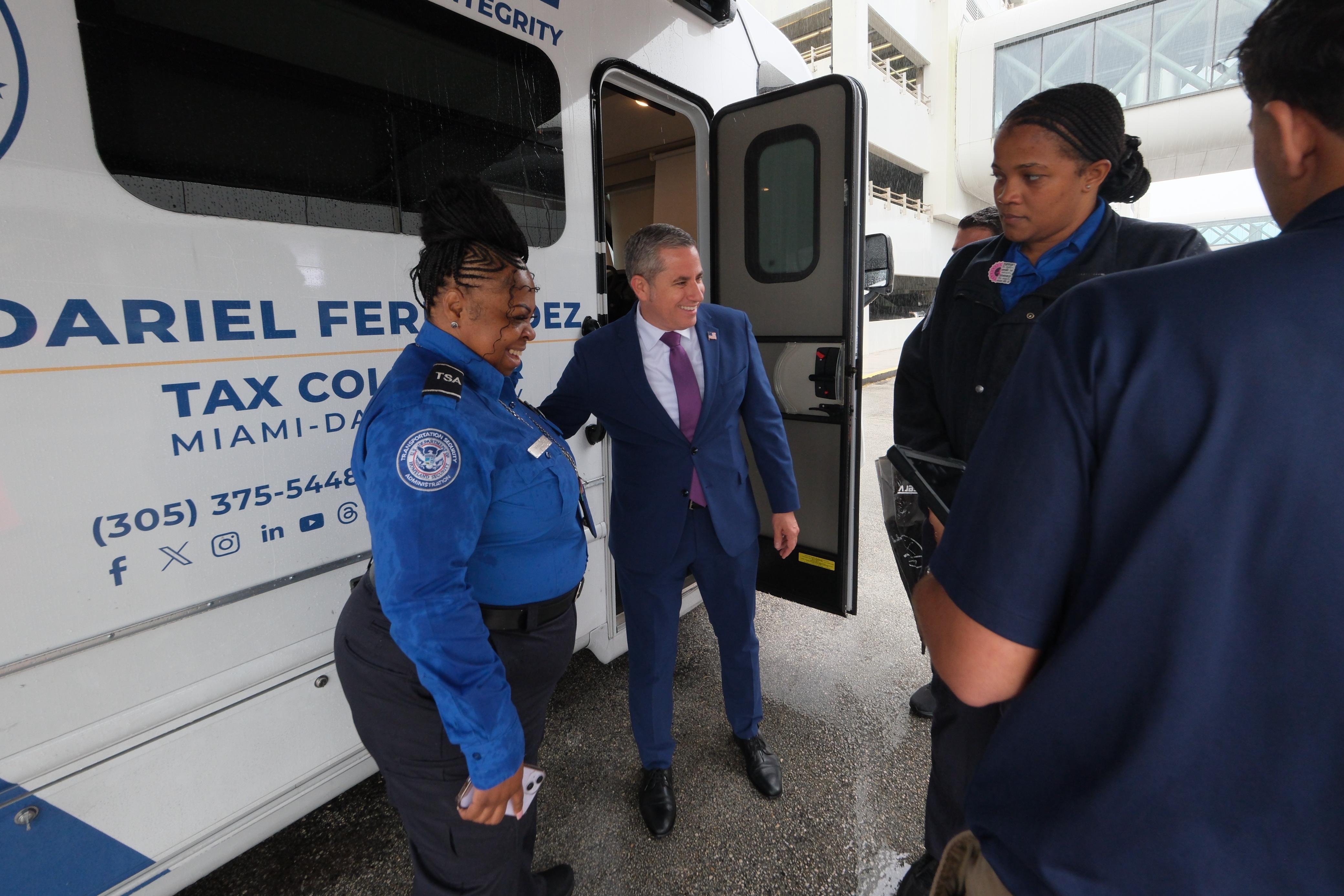 El Recaudador Dariel Fernandez Lleva la Oficina Móvil TConnect al Aeropuerto Internacional de Miami para Apoyar a Empleados Federales y del Aeropuerto