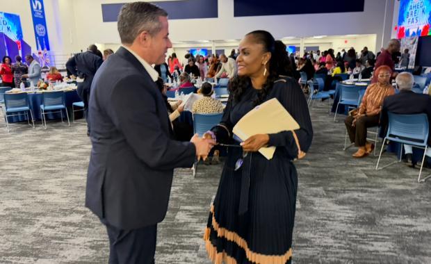 El Recaudador de Impuestos del Condado de Miami-Dade, Dariel Fernandez, se Une al Desayuno de la Asociación de Educadores Haitianos de Dade (AHED) para Celebrar 35 Años de Servicio