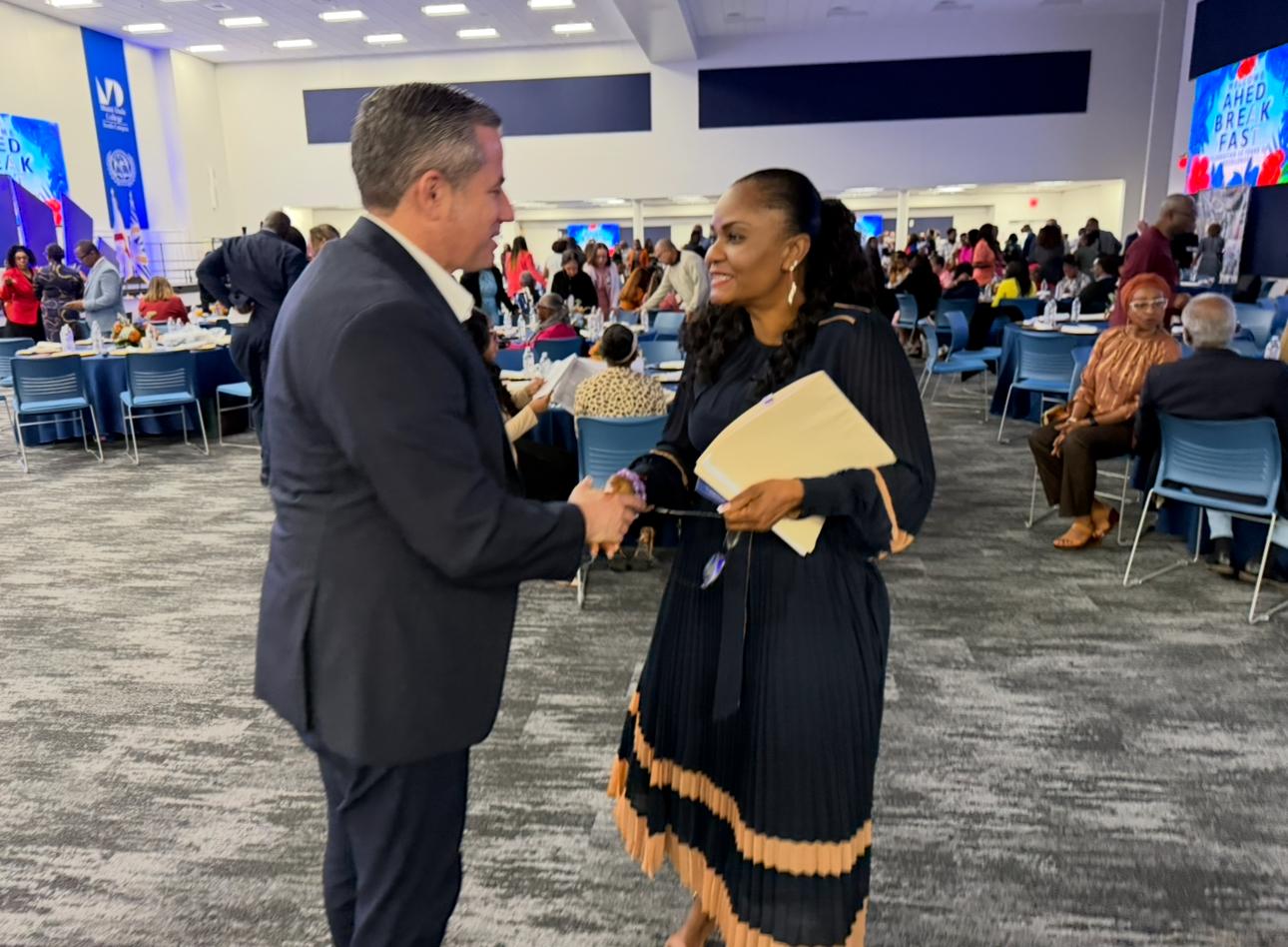 El Recaudador de Impuestos del Condado de Miami-Dade, Dariel Fernandez, se Une al Desayuno de la Asociación de Educadores Haitianos de Dade (AHED) para Celebrar 35 Años de Servicio