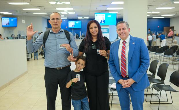 El Recaudador de Impuestos Dariel Fernandez da la Bienvenida al Disidente Cubano José Daniel Ferrer y su Familia a la Oficina del Recaudador de Impuestos del Condado de Miami-Dade