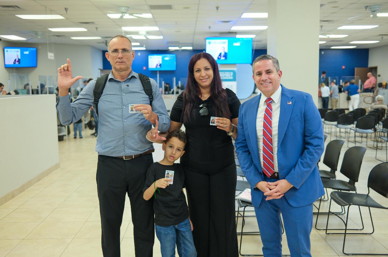 El Recaudador de Impuestos Dariel Fernandez da la Bienvenida al Disidente Cubano José Daniel Ferrer y su Familia a la Oficina del Recaudador de Impuestos del Condado de Miami-Dade