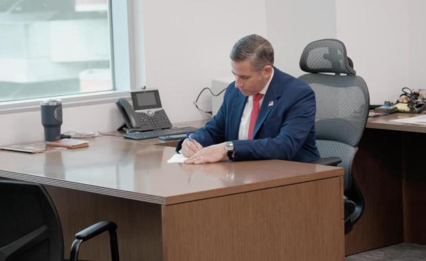 Recaudador de Impuestos Dariel Fernandez presenta el presupuesto 2025–2026 con enfoque en eficiencia, transparencia e inversión comunitaria