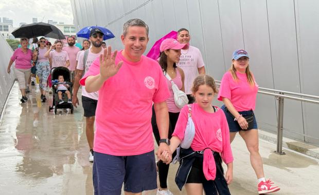 El Recaudador de Impuestos del Condado de Miami-Dade, Dariel Fernandez, Participa en la Caminata Making Strides Against Breast Cancer en loanDepot Park