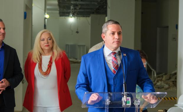 El Recaudador de Impuestos Dariel Fernandez Anuncia la Distribución de Más de $2.7 Mil Millones en Ingresos de Impuestos a la Propiedad del Año Fiscal