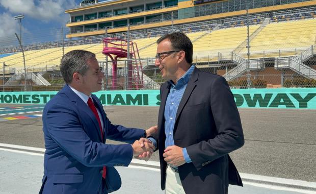 Recaudador de Impuestos del Condado de Miami-Dade, Dariel Fernandez, Visita el Homestead-Miami Speedway Antes del Campeonato NASCAR 2026