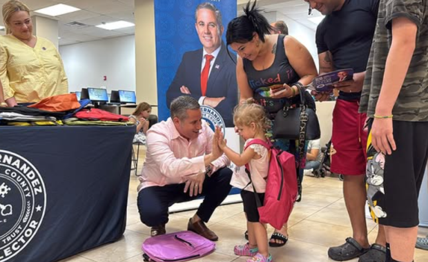 El Recaudador de Impuestos del Condado de Miami-Dade Realiza con Éxito Entrega de Útiles Escolares en la Oficina de Midway Crossings