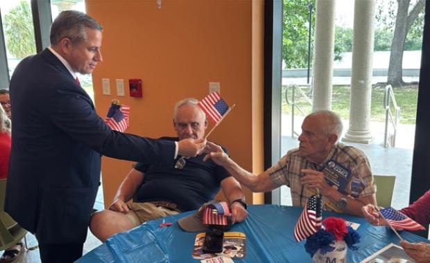 El Recaudador Dariel Fernandez Acompaña a los Adultos Mayores de Miami en la Celebración del 250.º Aniversario de los Estados Unidos