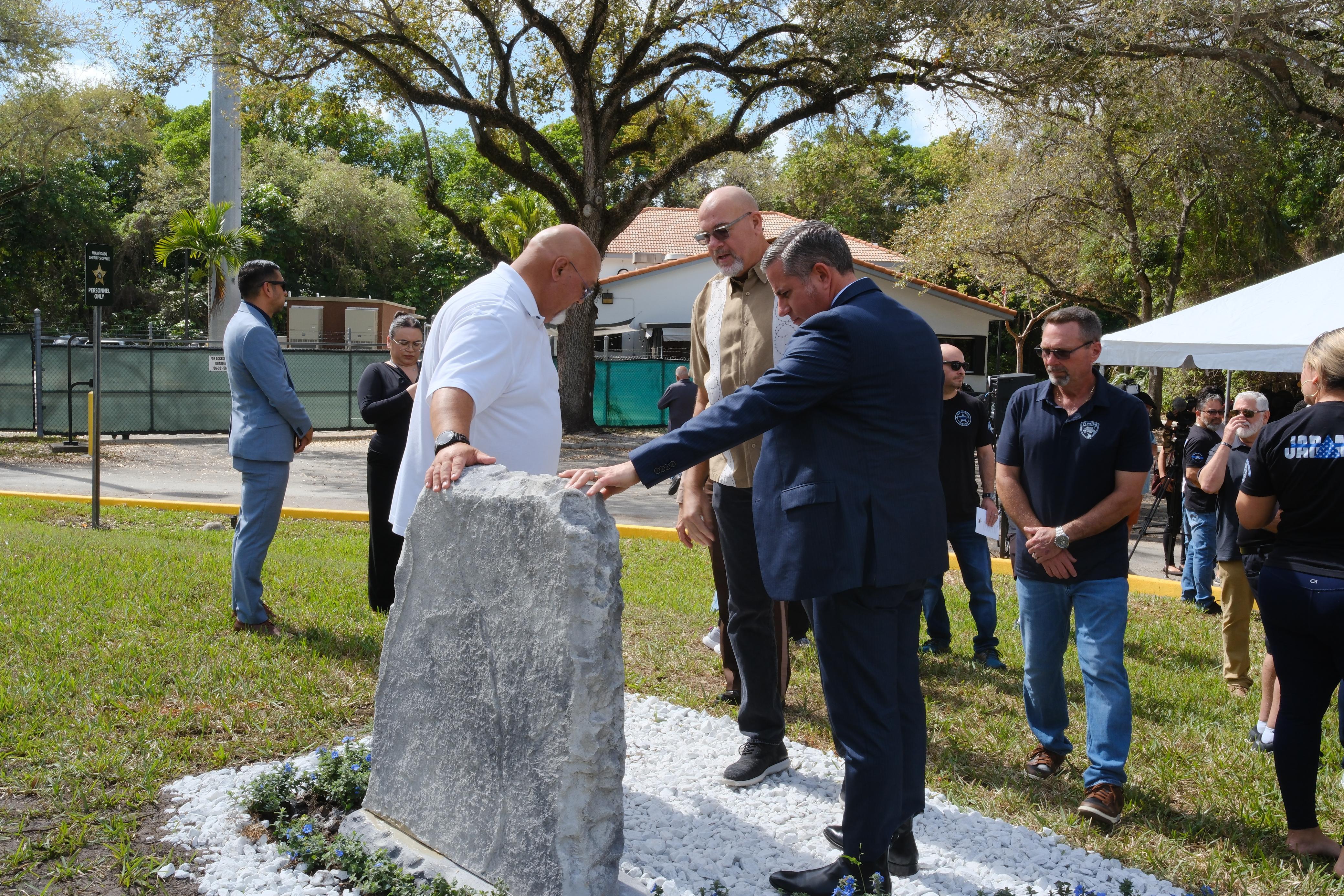 dariel-fernandez-and-officers-looking-at-jaramillo-memorial-1.jpeg