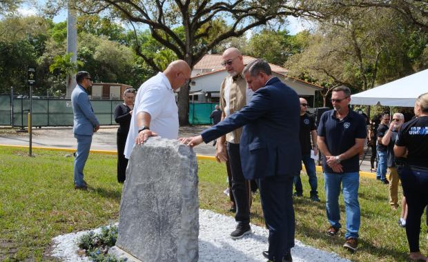 La Comunidad de Miami-Dade Honra la Vida y el Servicio del Alguacil Adjunto Devin Jaramillo en la Estacion de Kendall