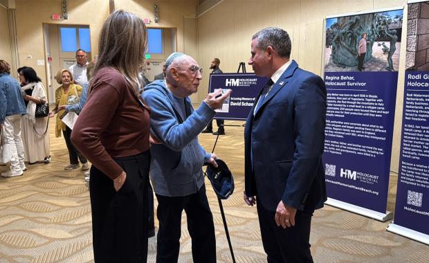 El Recaudador Dariel Fernandez Asiste a la Conmemoración de Yom HaShoah, Honrando la Memoria, la Reflexión y la Unidad
