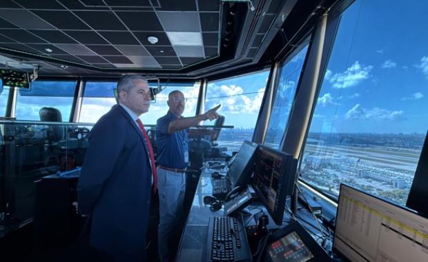 El Recaudador Dariel Fernandez Visita la Torre de Control de Tráfico Aéreo de Miami y Reconoce a los Profesionales de la Aviación