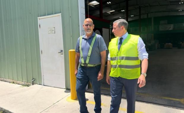 El Recaudador de Impuestos Dariel Fernandez Visita Farm Share y Destaca su Impacto en las Familias del Sur de la Florida
