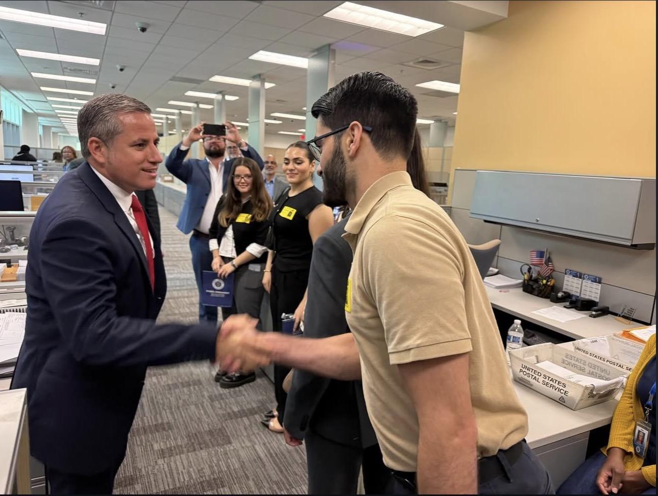 fernandez-greeting-fiu-students.jpg