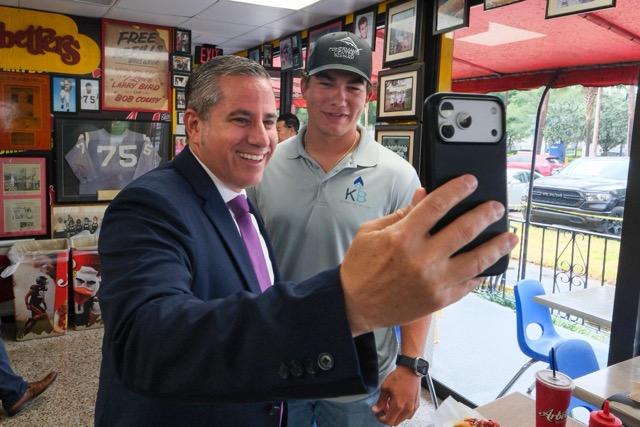 fernandez-taking-selfie-with-costumer.jpeg