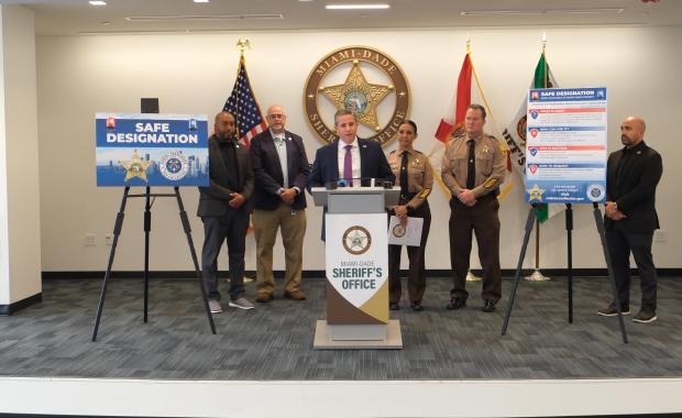 El Recaudador De Impuestos Dariel Fernandez, Y La Alguacil Rosie Cordero-Stutz Anuncian La Implementacion De La Designacion SAFE Para El Registro De Vehiculos