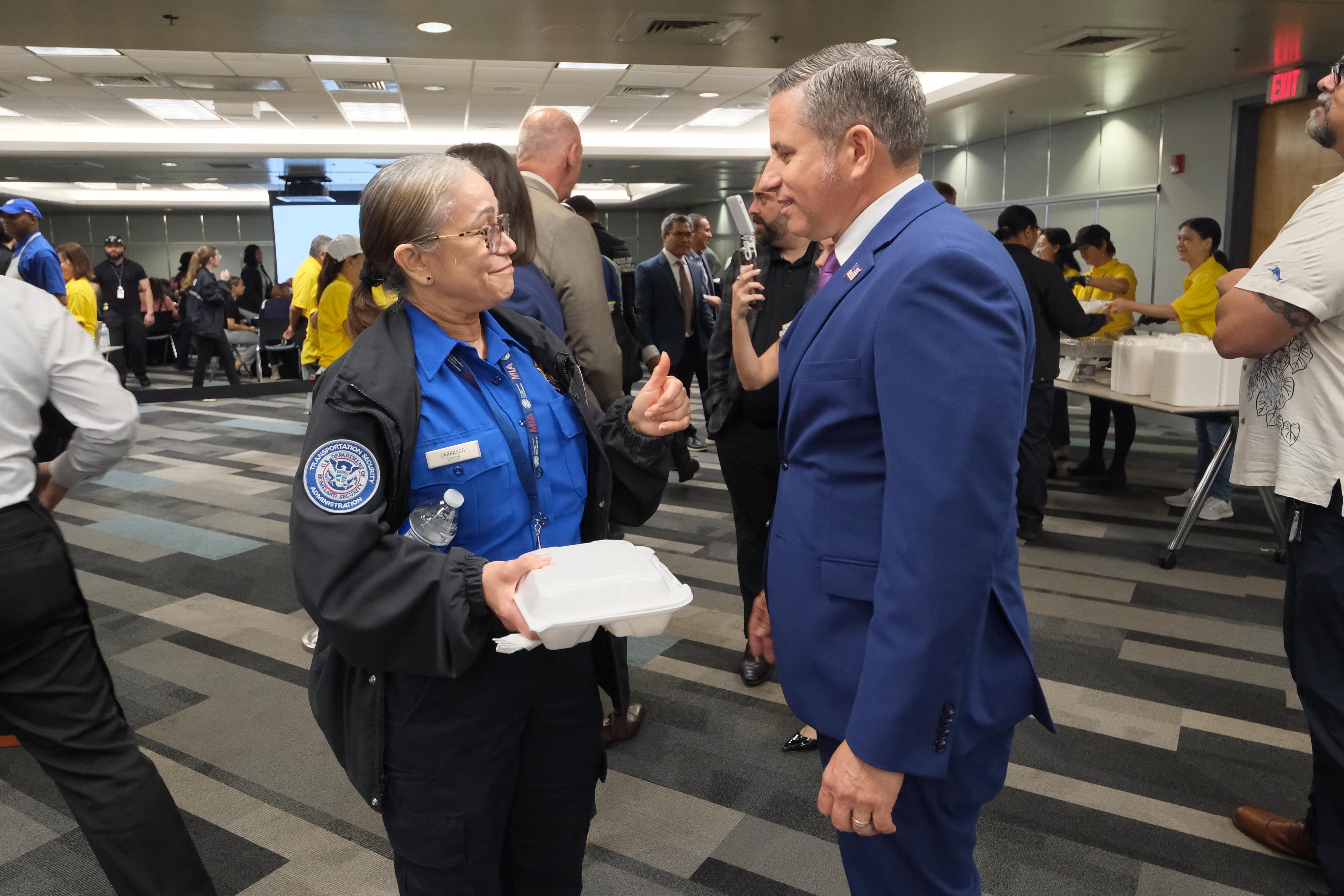 fernandez-talking-to-tsa-employee.jpeg
