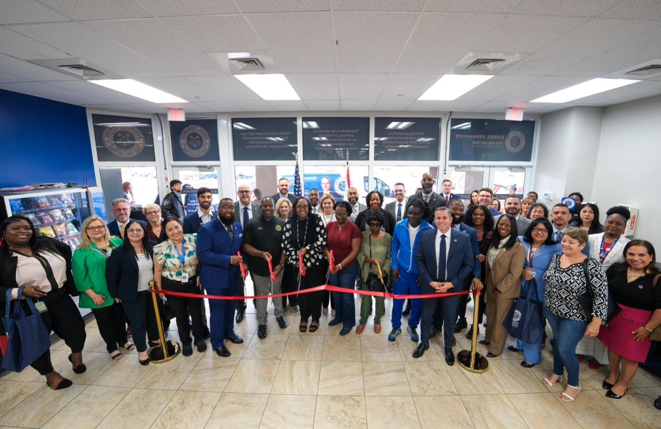 El Recaudador de Impuestos del Condado de Miami-Dade, Dariel Fernandez, inaugura la décima oficina en Miami Gardens.
