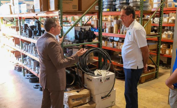 El Recaudador de Impuestos Dariel Fernandez Reconoce a Lovett Irrigation por su Impacto en la Agricultura del Sur de Miami-Dade