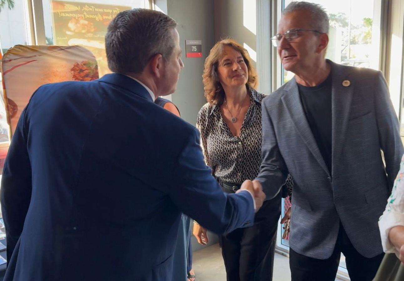 El Recaudador de Impuestos Dariel Fernandez se Une a la Cámara de Comercio de Doral para un “Cafecito Connection” en Doral