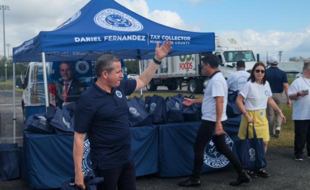 El Recaudador de Impuestos Dariel Fernandez Realiza Distribución de Pavos de Acción de Gracias en la Nueva Oficina de Coral Reef