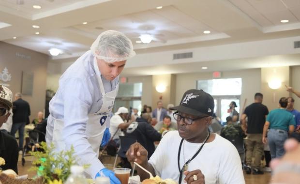 El Recaudador de Impuestos Dariel Fernandez Participa en el Día de Servicio de Acción de Gracias de Camillus House