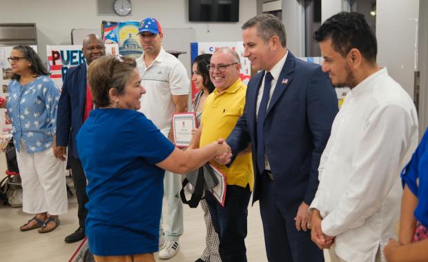 El Recaudador de Impuestos Dariel Fernandez, Celebra el Mes de la Herencia Hispana como Director por un Día en el Centro de Educación Continua y para Adultos de Coral Gables