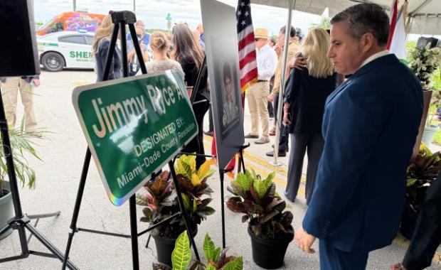 El Recaudador de Impuestos Dariel Fernandez Participa en la Designación de una Calle en Honor a Jimmy Ryce