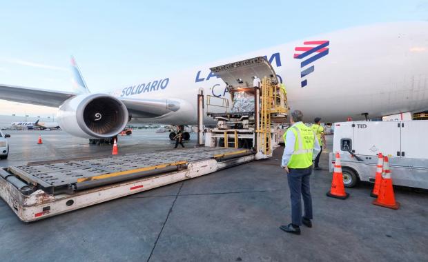 El Recaudador de Impuestos Dariel Fernandez Celebra la Llegada del Vuelo Humanitario de LATAM Cargo a Venezuela