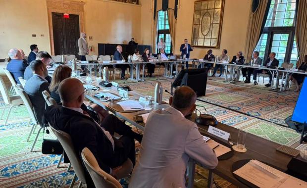 Dariel Fernandez, Recaudador de Impuestos del Condado de Miami-Dade, Comparte con Líderes de la Industria Hotelera en la Recepción de la Greater Miami and the Beaches Hotel Association