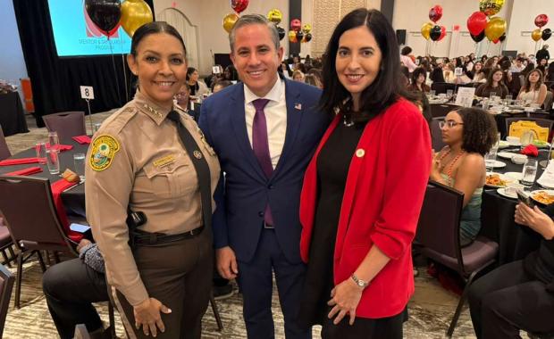 Dariel Fernandez, Recaudador de Impuestos del Condado de Miami-Dade, Respalda la Misión de Women of Tomorrow en su Graduation Luncheon & Career Day