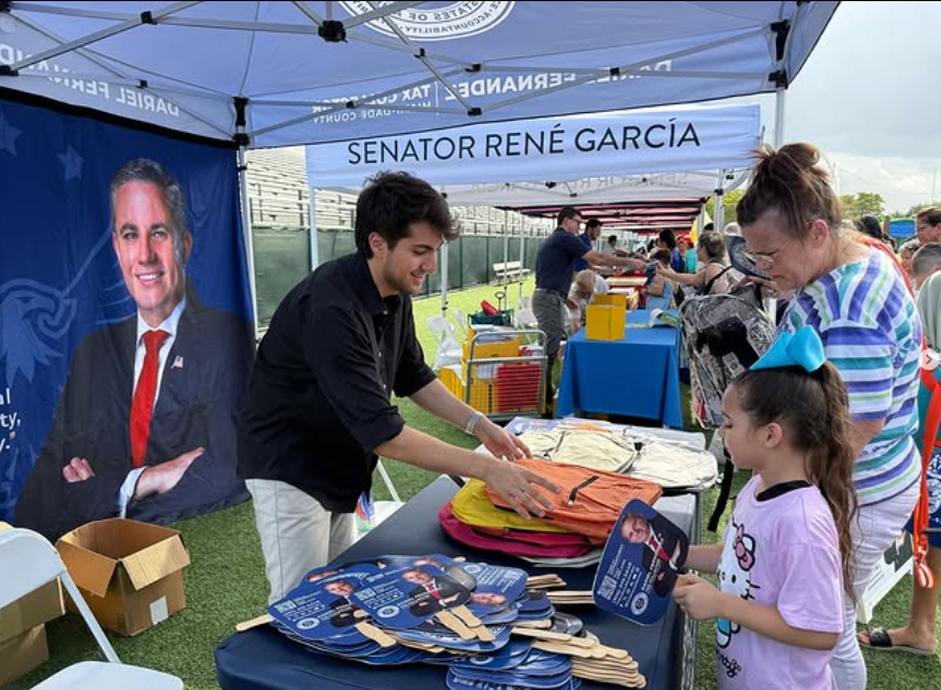 Tax Collector Dariel Fernandez at Back To School in Hialeah (3)