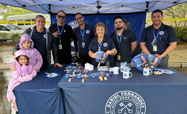 El Recaudador de Impuestos Dariel Fernandez se une a la comunidad en el Carnaval Calle Ocho