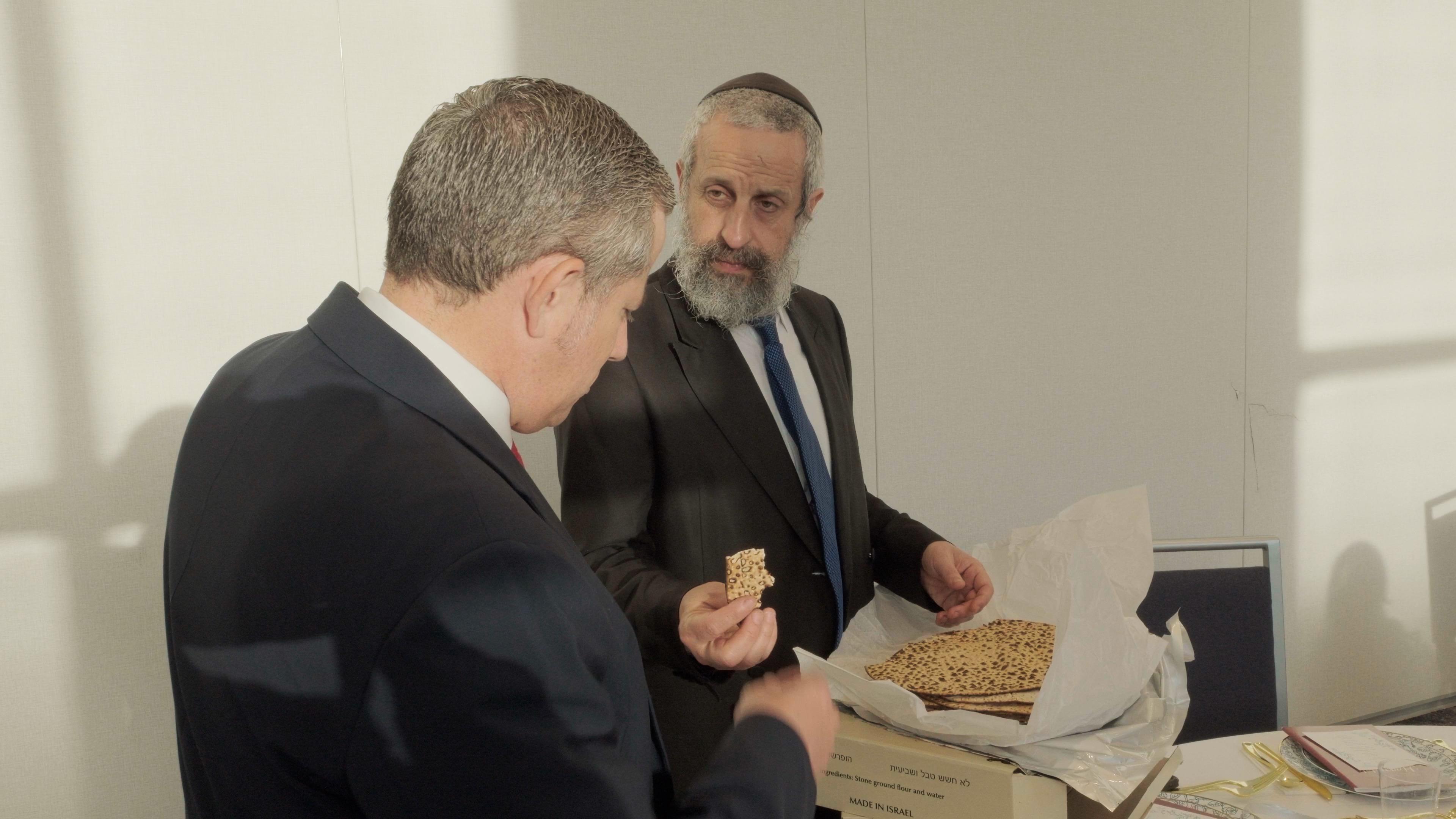 rabbi-harling-sharing-bread-with-fernandez.jpeg
