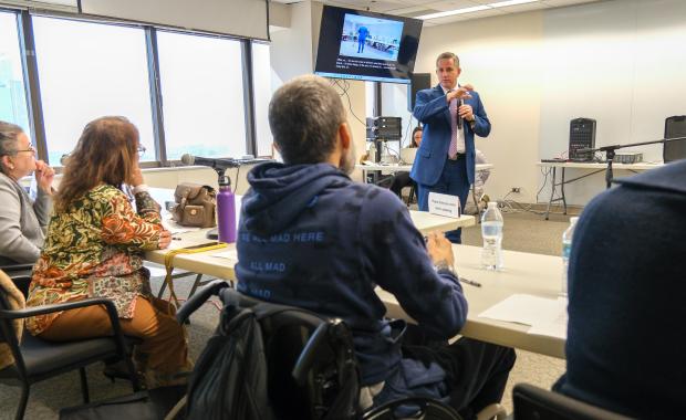 El Recaudador de Impuestos Dariel Fernandez se Dirige a la Comisión de Asuntos de Discapacidad para Proteger el Acceso y Combatir el Fraude