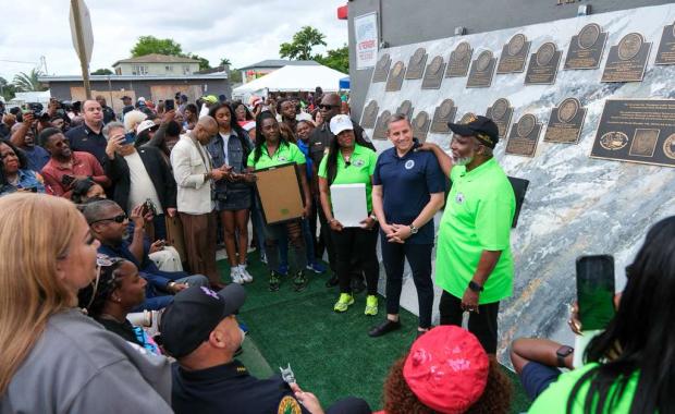 El Recaudador de Impuestos Dariel Fernandez Participa en el Festival Navideño "Christmas on 15th Avenue" de Ark of the City