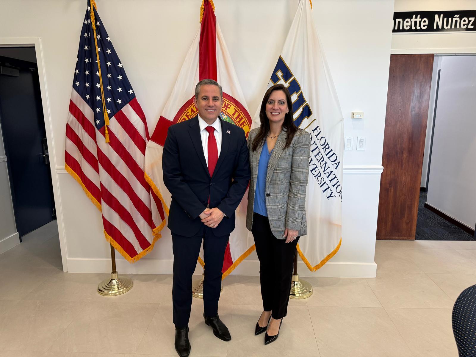 El Recaudador de Impuestos Dariel Fernandez se reúne con la Presidenta de FIU, Jeanette Nuñez, para llevar servicios gubernamentales directamente al campus