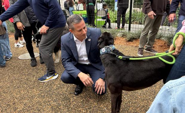 El Recaudador de Impuestos Dariel Fernandez Participa en la Inauguración del Chewy Bark Park en Coral Gables