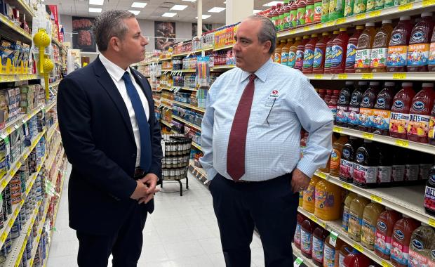 El Recaudador de Impuestos Dariel Fernandez Visita Sedano's y Celebra su Impacto Duradero en las Familias de Miami-Dade