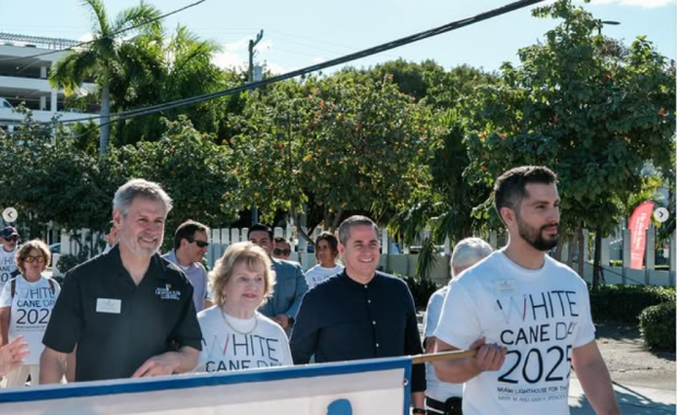 El Recaudador de Impuestos del Condado de Miami-Dade, Dariel Fernández, participó como Gran Mariscal en la caminata “White Cane Day” de Miami Lighthouse
